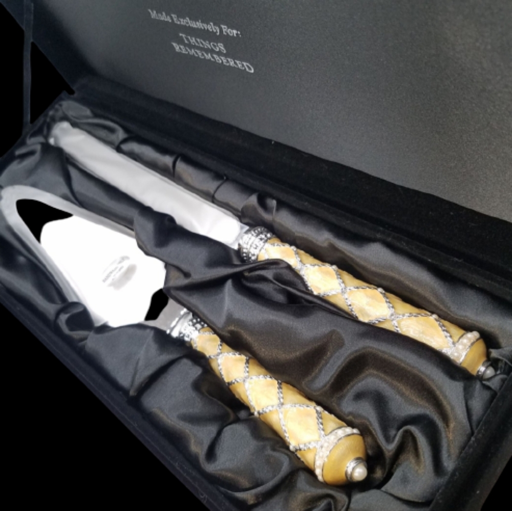NWOT Things to Remember Jeweled Wedding Cake Server Set